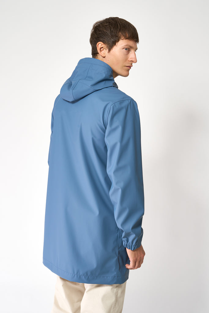 La chaqueta o chubasquero Totiri es un impermeable de corte estándar en PU para Hombre Tantä Azul