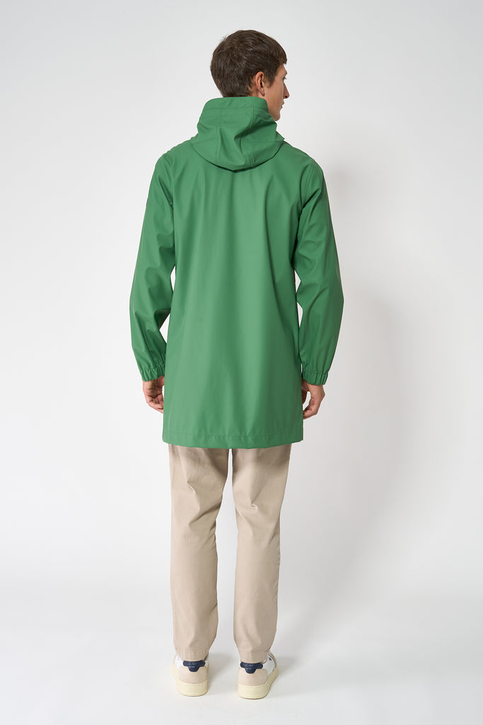 La chaqueta Kabut es un impermeable de corte estándar en PU para Hombre Tantä Verde