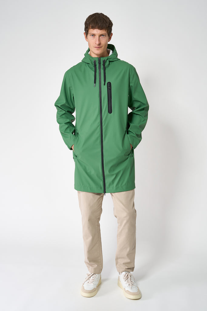 La chaqueta Kabut es un impermeable de corte estándar en PU para Hombre Tantä Verde