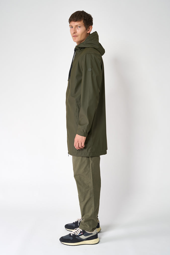 Chaqueta impermeable de hombre Tantä con costuras selladas. Verde khaki