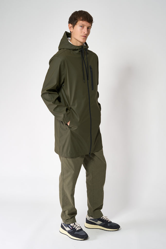 Chaqueta impermeable de hombre Tantä con costuras selladas. Verde khaki