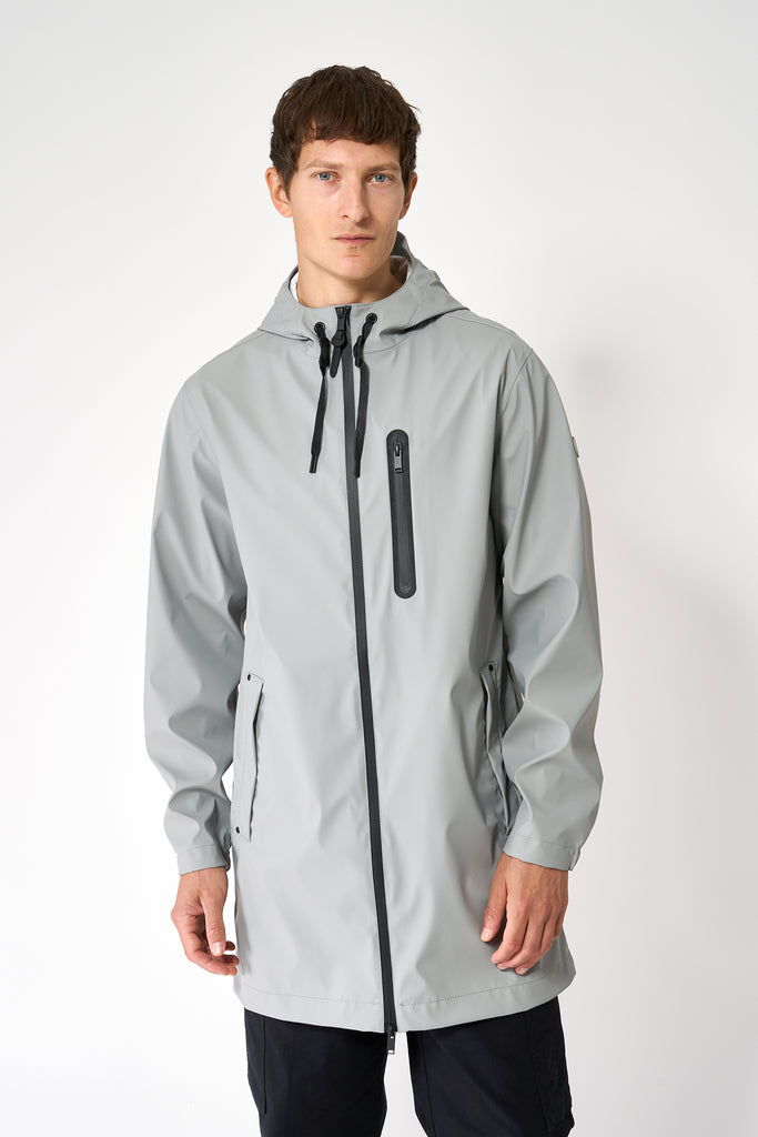 La chaqueta o chubasquero Totiri es un impermeable de corte estándar en PU para Hombre Tantä Gris