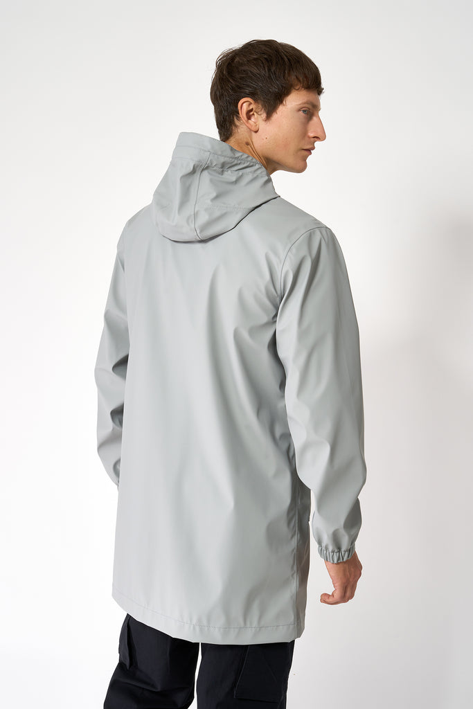 La chaqueta o chubasquero Totiri es un impermeable de corte estándar en PU para Hombre Tantä Gris