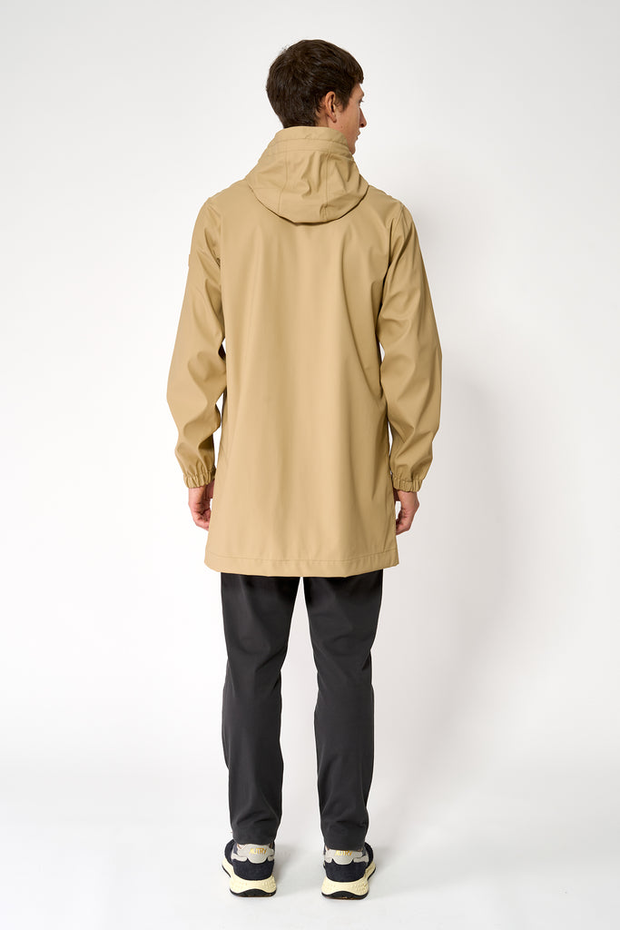 La chaqueta o chubasquero Totiri es un impermeable de corte estándar en PU para Hombre Tantä Beige