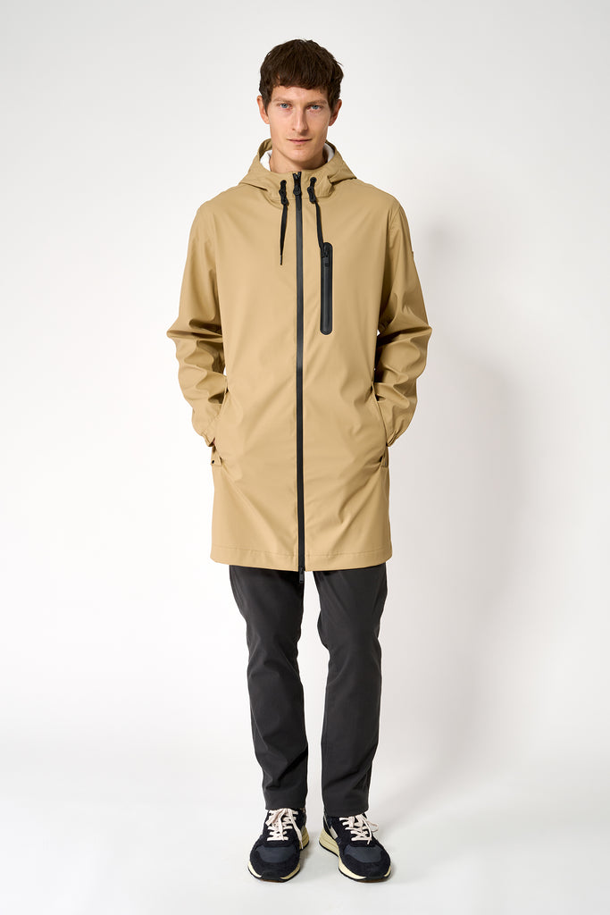 La chaqueta o chubasquero Totiri es un impermeable de corte estándar en PU para Hombre Tantä Beige