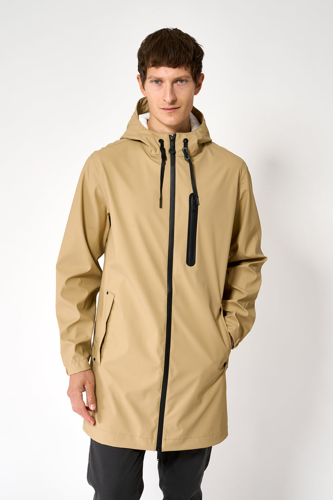 La chaqueta o chubasquero Totiri es un impermeable de corte estándar en PU para Hombre Tantä Beige