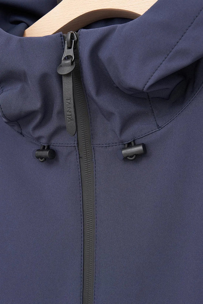 Cazadora impermeable en tejido softwhell de hombre Tantä. Color Vede azul marino. Motregn Navy