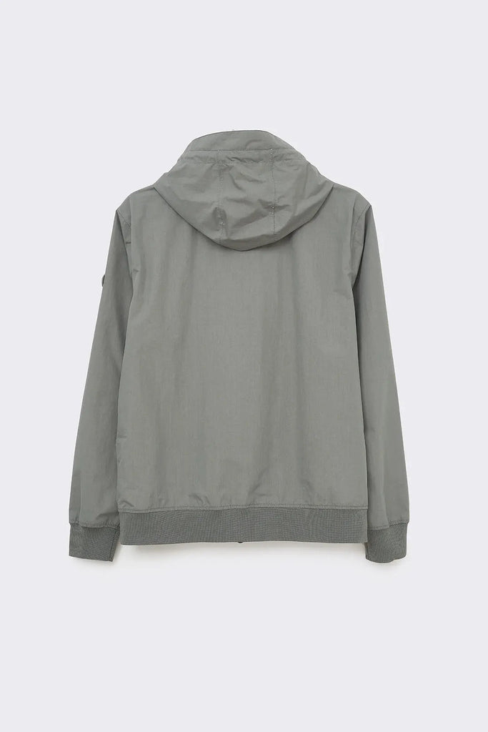 Cazadora impermeable de hombre en nylon Tantä. Color verde. Chuvisco Castor Grey
