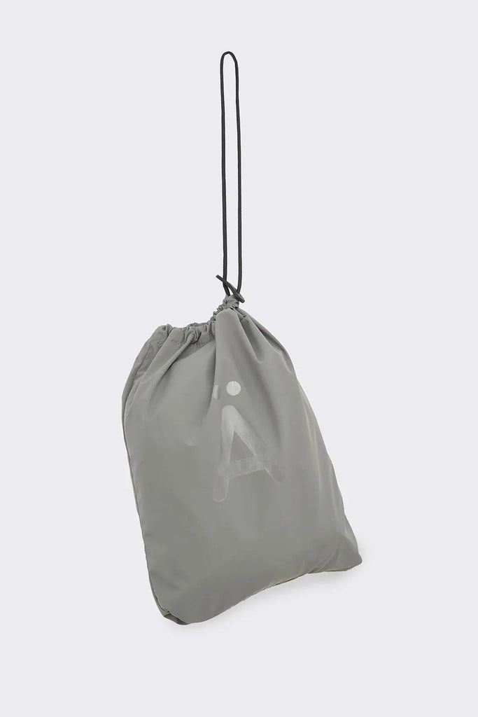Impermeable o cortavientos ligero reciclado de mujer Tantä Color verde.  Chiuvula Castor Grey