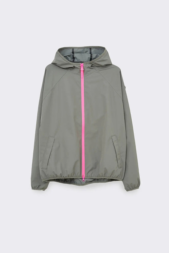 Impermeable o cortavientos ligero reciclado de mujer Tantä Color verde.  Chiuvula Castor Grey