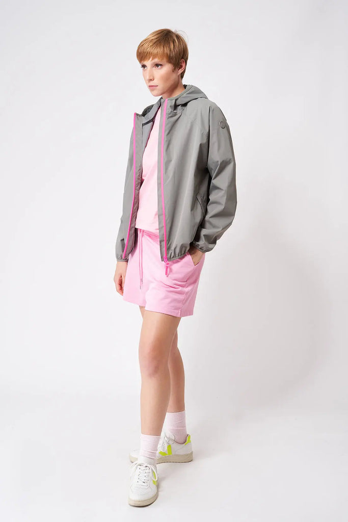 Impermeable o cortavientos ligero reciclado de mujer Tantä Color verde.  Chiuvula Castor Grey