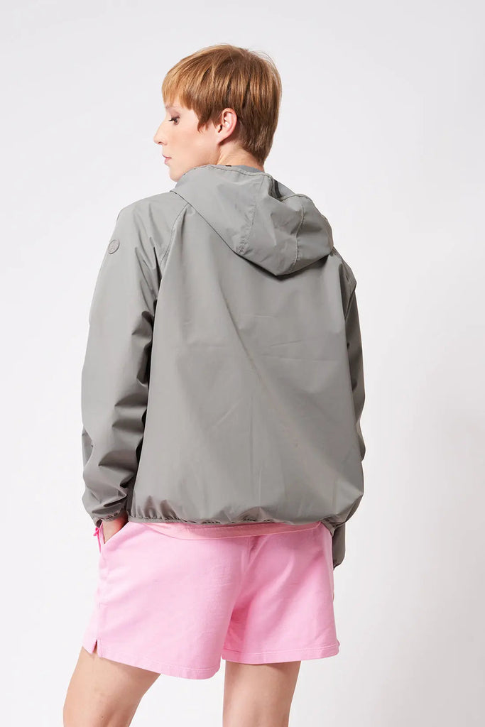 Impermeable o cortavientos ligero reciclado de mujer Tantä Color verde.  Chiuvula Castor Grey