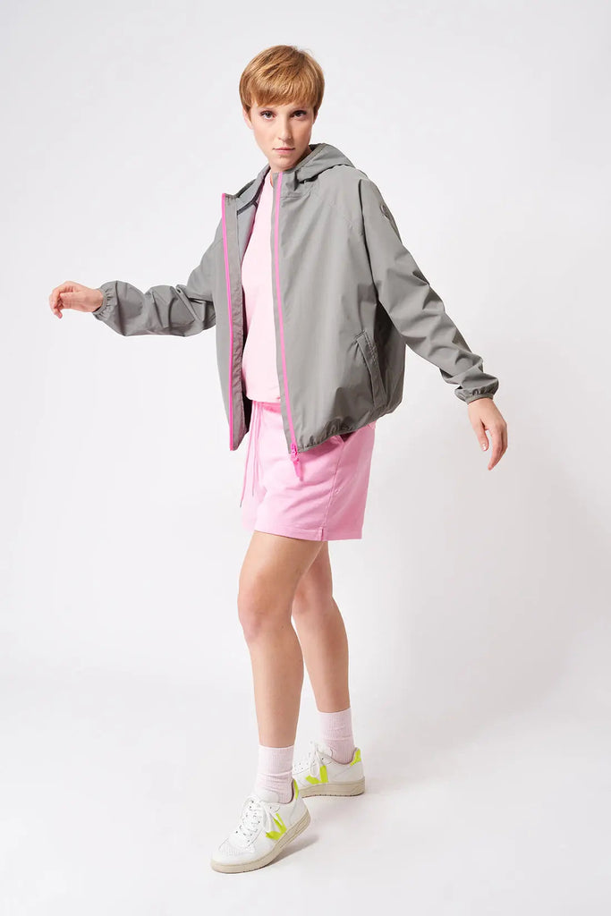 Impermeable o cortavientos ligero reciclado de mujer Tantä Color verde.  Chiuvula Castor Grey