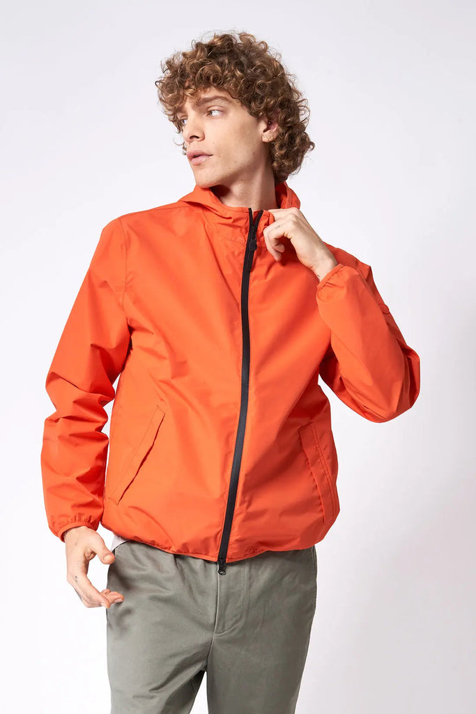 Cazadora reciclada  100% impermeable de hombre Tantä. Color naranja. Dugga Tigerlily