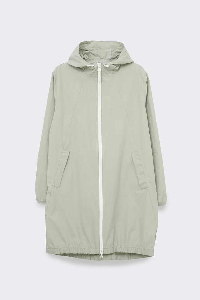 Chubasquero o impermeable largo de mujer Tantä. Color verde apagado. Sprühregen Desert Sage