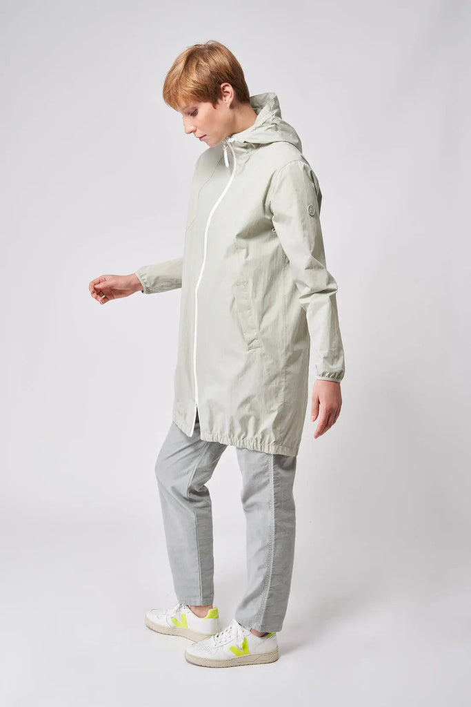 Chubasquero o impermeable largo de mujer Tantä. Color verde apagado. Sprühregen Desert Sage