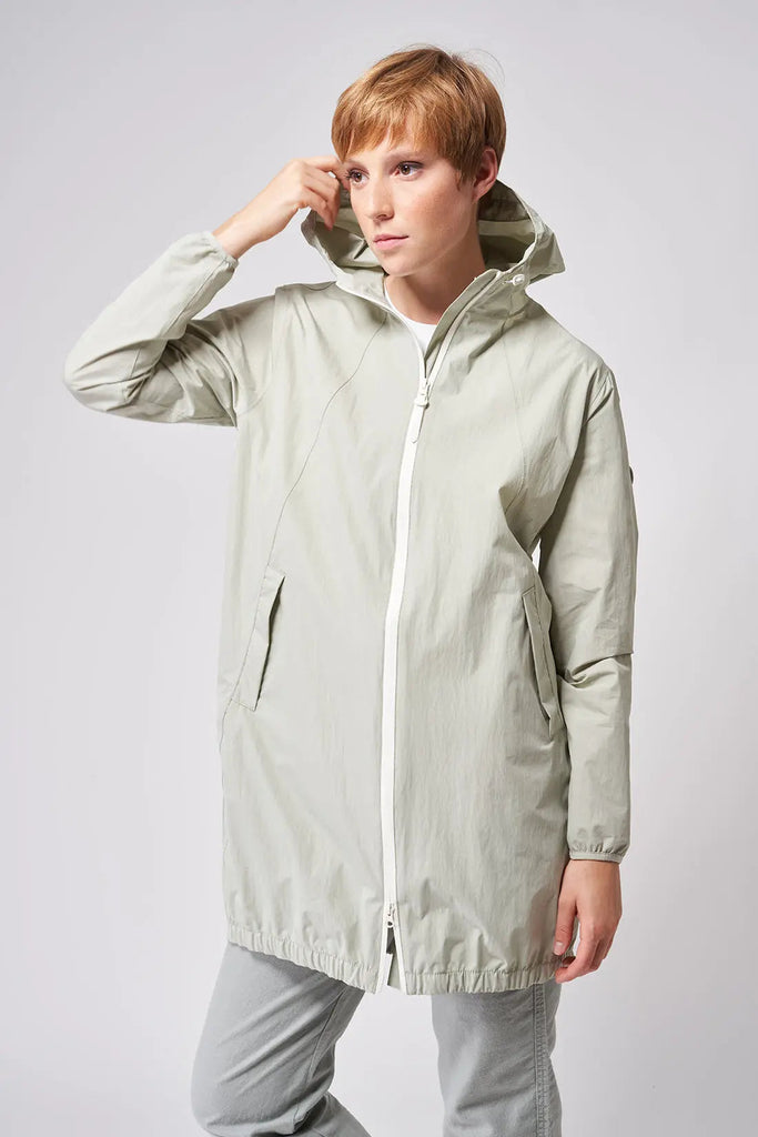 Chubasquero o impermeable largo de mujer Tantä. Color verde apagado. Sprühregen Desert Sage