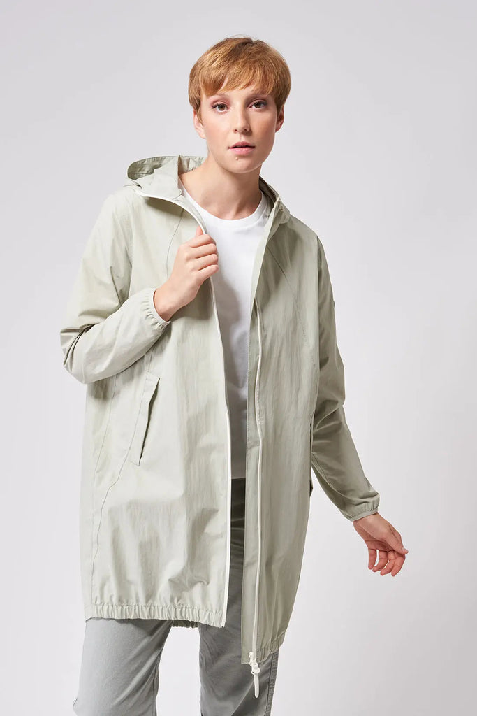 Chubasquero o impermeable largo de mujer Tantä. Color verde apagado. Sprühregen Desert Sage