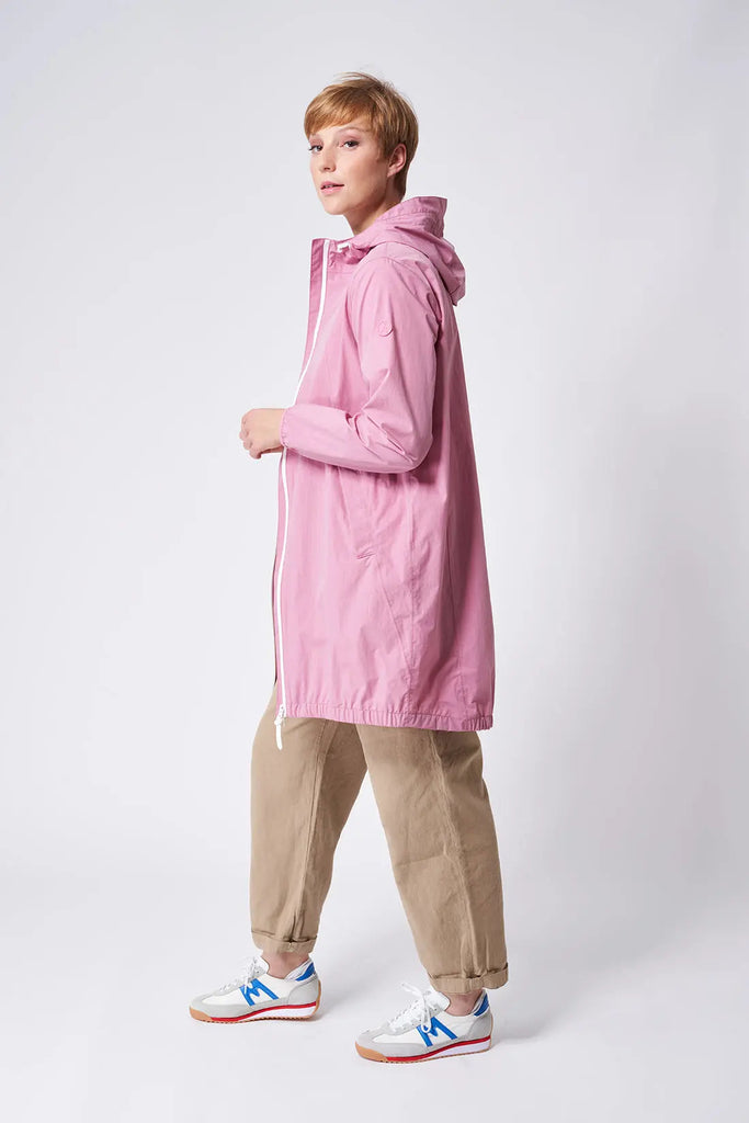 Chubasquero o impermeable largo de mujer Tantä. Color lila o violeta. Sprühregen Foxglove