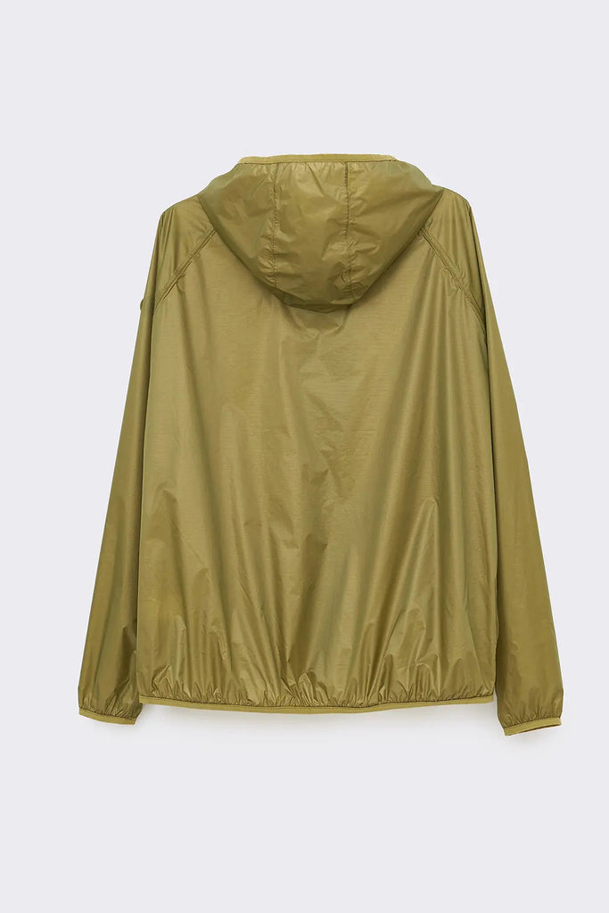 Chubasquero o impermeable en tejido ultraligero de mujer Tantä. Color Verde. Tigulti Fern