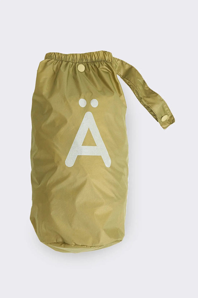 Chubasquero o impermeable en tejido ultraligero de mujer Tantä. Color Verde. Tigulti Fern