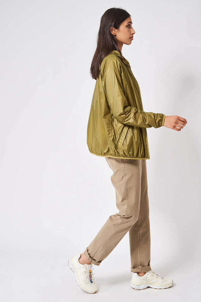 Chubasquero o impermeable en tejido ultraligero de mujer Tantä. Color Verde. Tigulti Fern