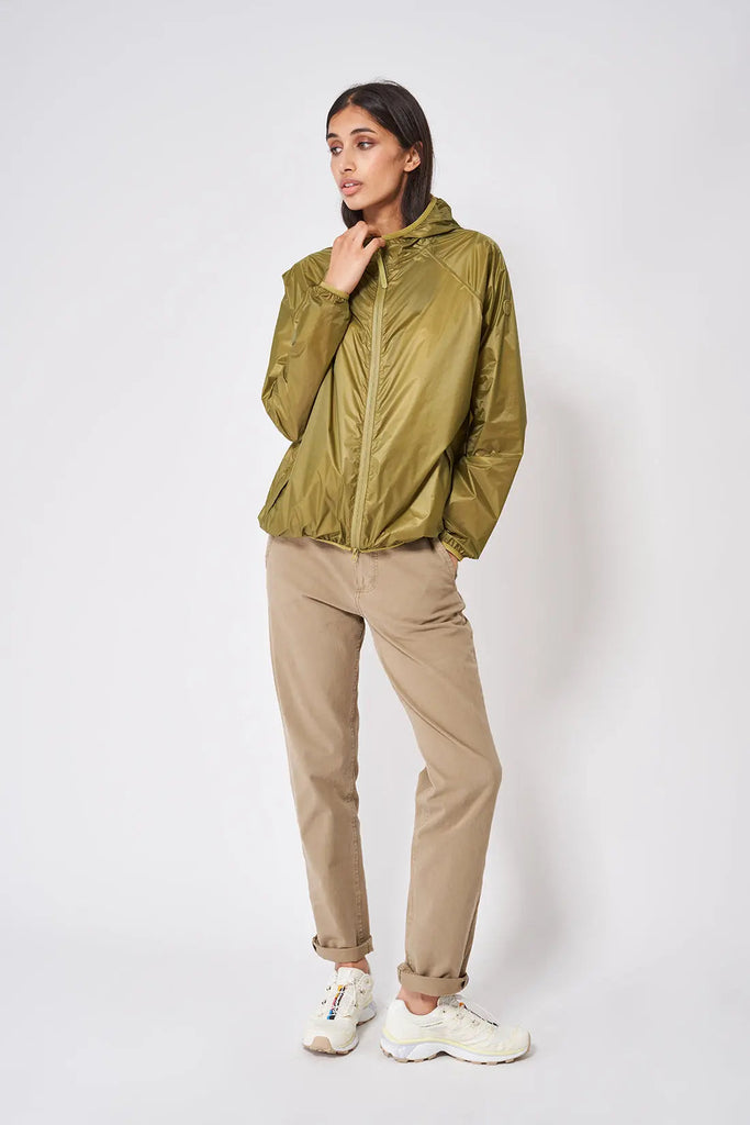 Chubasquero o impermeable en tejido ultraligero de mujer Tantä. Color Verde. Tigulti Fern