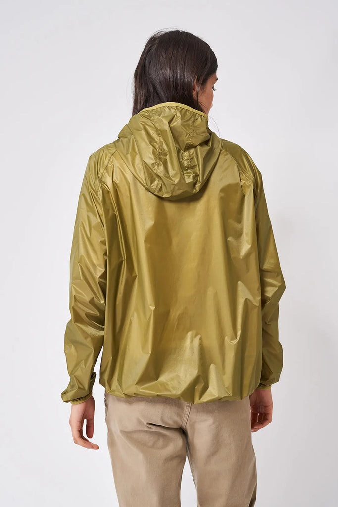 Chubasquero o impermeable en tejido ultraligero de mujer Tantä. Color Verde. Tigulti Fern