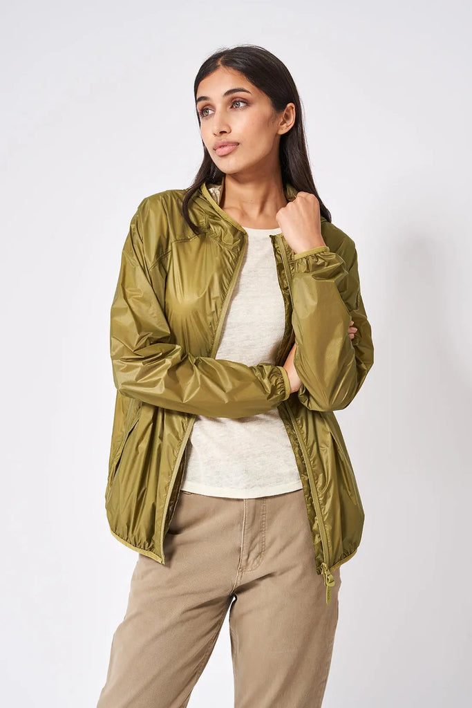 Chubasquero o impermeable en tejido ultraligero de mujer Tantä. Color Verde. Tigulti Fern