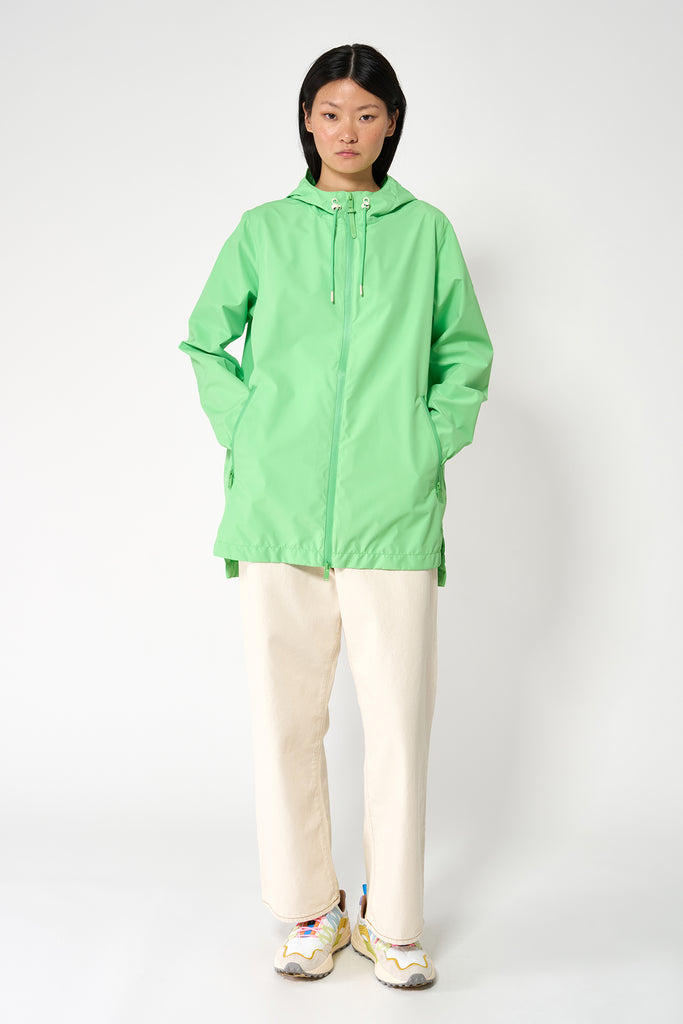  Chaqueta impermeable de Mujer en poliéster reciclado. Tantä. Color verde eléctrico 