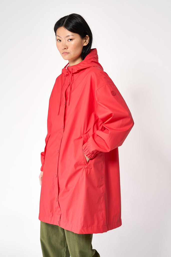 Chaqueta impermeable de Mujer Mis es un chubasquero de corte holgado. Color Rojo