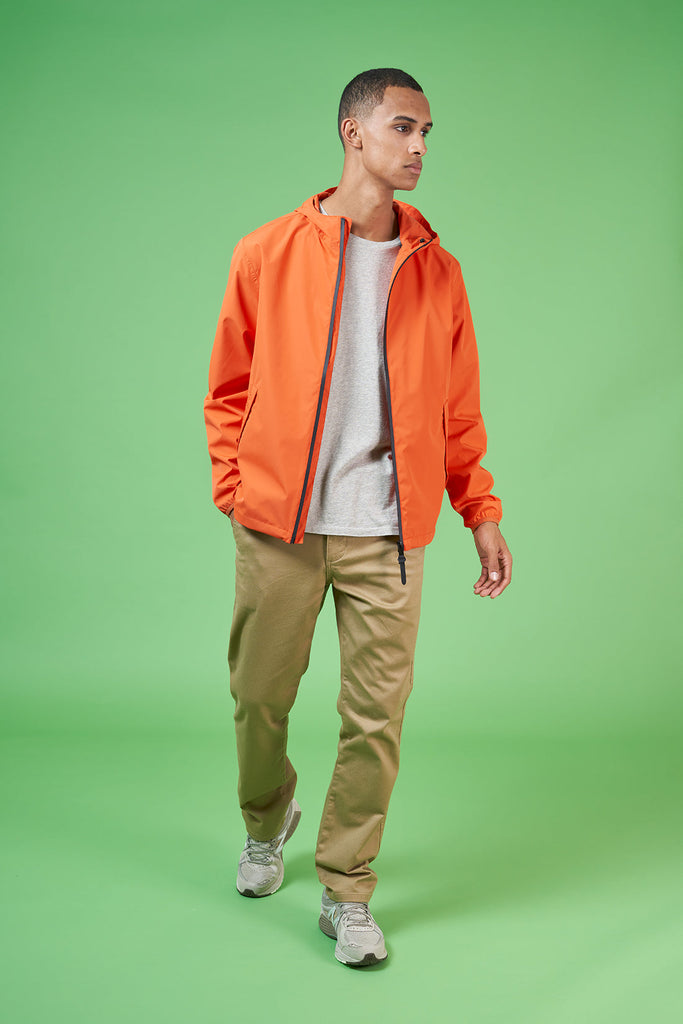 Chaqueta Impermeable de Hombre Liutis. Tejido reciclado. Naranja