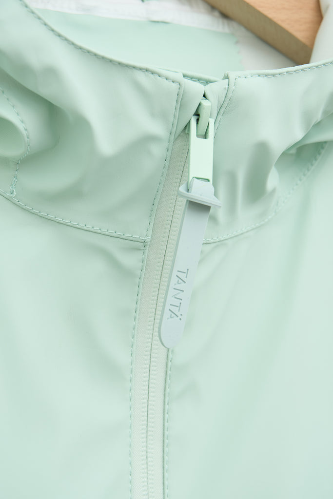  Chaqueta impermeable de Mujer Brouillard. Tantä. Color verde