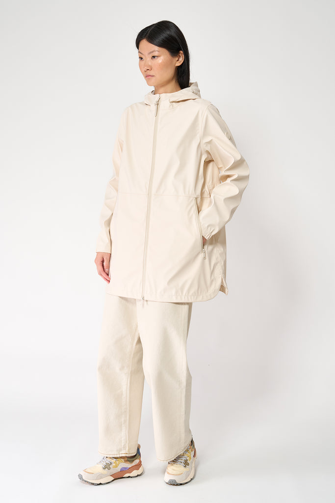  Chaqueta impermeable Brouillard de Mujer Tantä. Color blanco roto o crudo