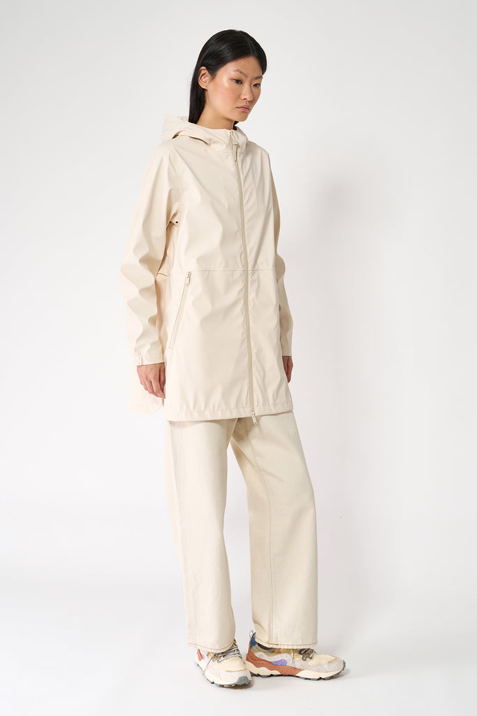  Chaqueta impermeable Brouillard de Mujer Tantä. Color blanco roto o crudo