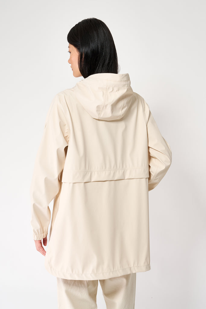  Chaqueta impermeable Brouillard de Mujer Tantä. Color blanco roto o crudo