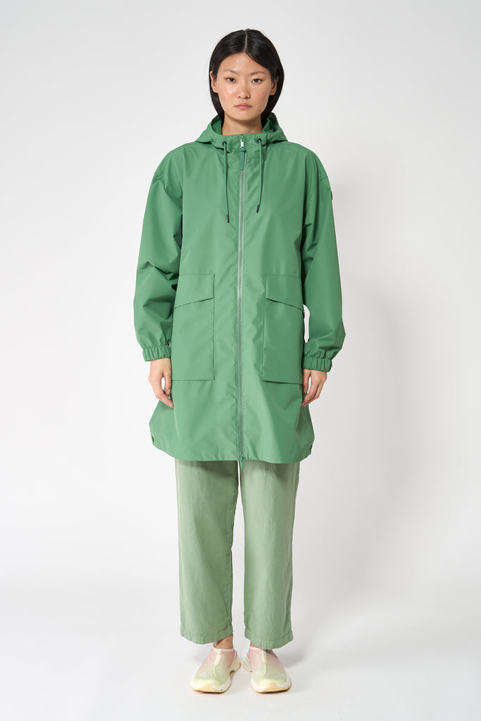 Chaqueta impermeable de mujer Nebbia en poliéster reciclado 100% impermeable. Tantä. Color verde