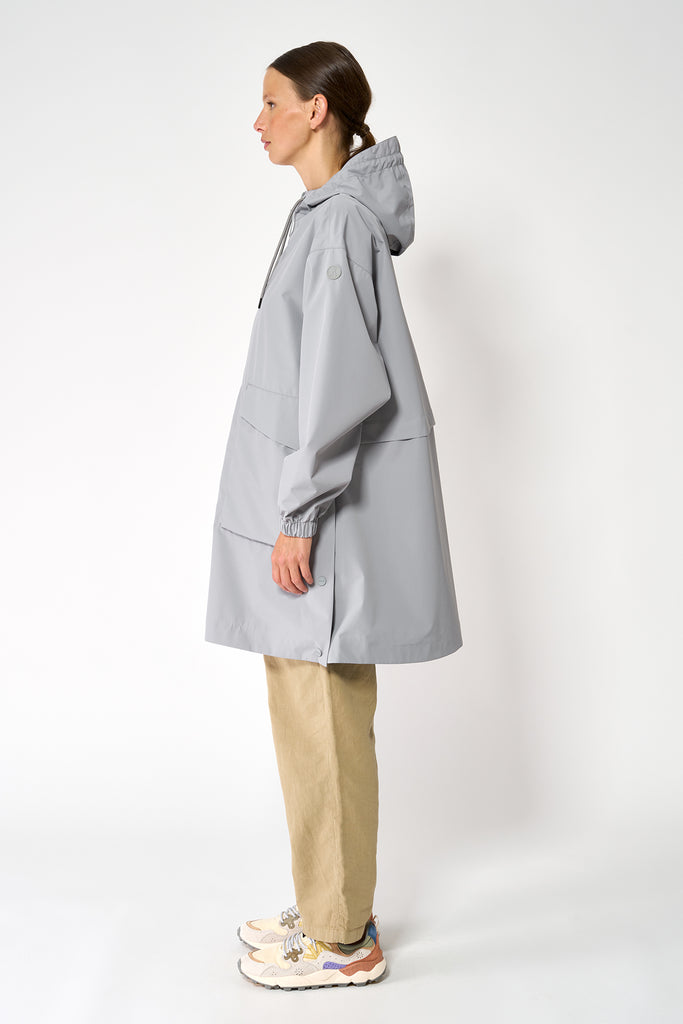 Chaqueta impermeable de mujer Nebbia en poliéster reciclado 100% impermeable. Tantä. Color gris