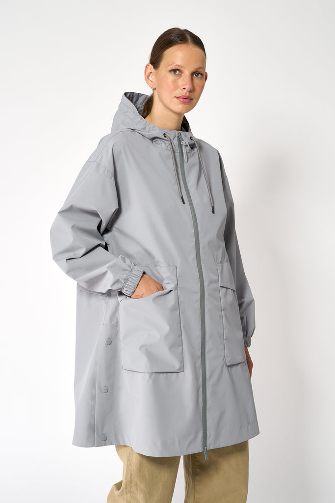 Chaqueta impermeable de mujer Nebbia en poliéster reciclado 100% impermeable. Tantä. Color gris