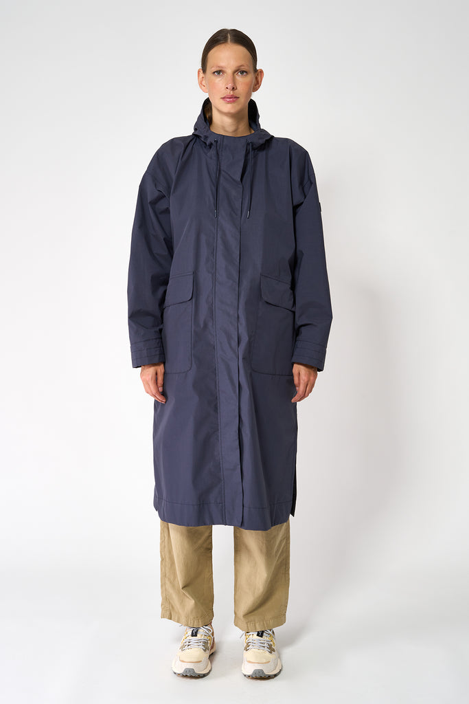 Trench coat o gabardina impermeable de Mujer tipo capa Tantä. Color Azul marino