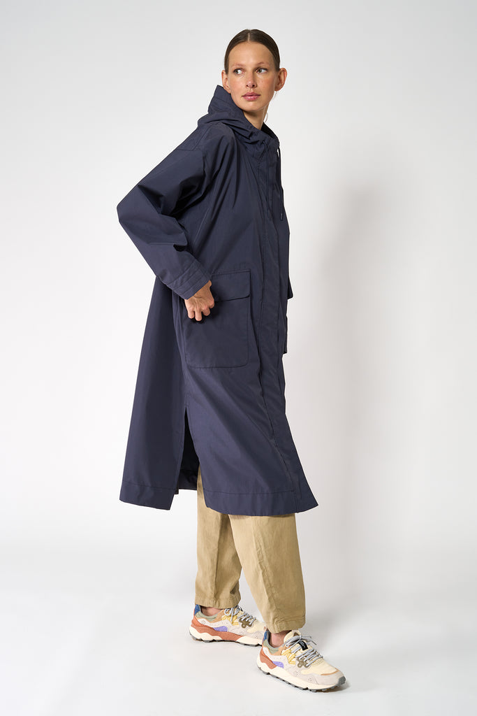 Trench coat o gabardina impermeable de Mujer tipo capa Tantä. Color Azul marino