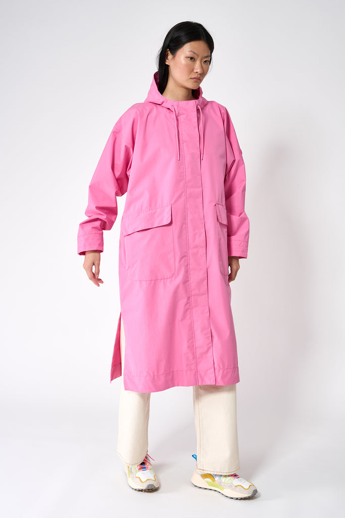 Trench coat o gabardina impermeable de Mujer tipo capa Tantä. Color rosa