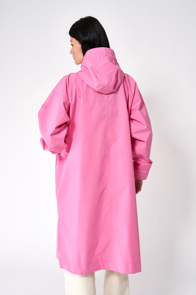 Trench coat o gabardina impermeable de Mujer tipo capa Tantä. Color rosa