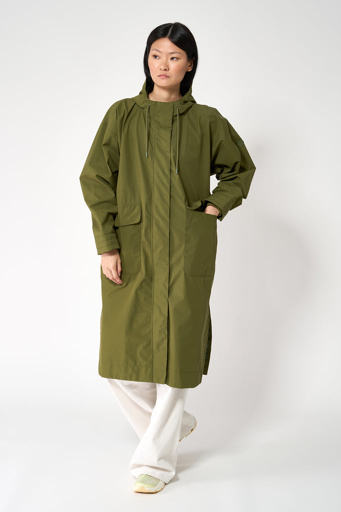 Trench coat o gabardina impermeable de Mujer tipo capa Tantä. Color verde