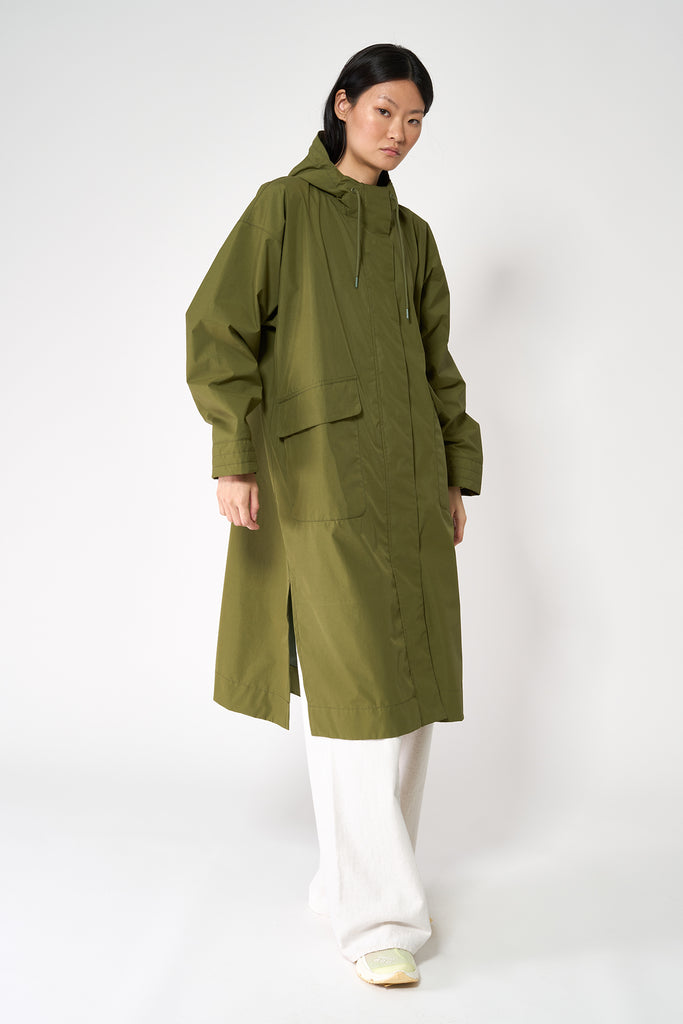 Trench coat o gabardina impermeable de Mujer tipo capa Tantä. Color verde