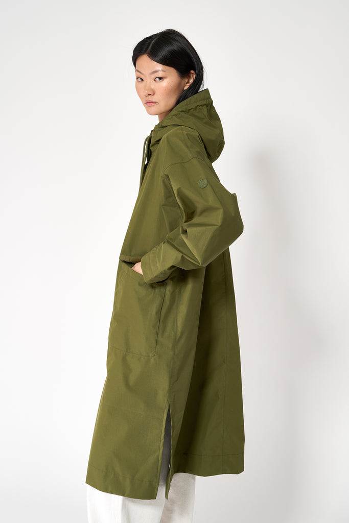 Trench coat o gabardina impermeable de Mujer tipo capa Tantä. Color verde