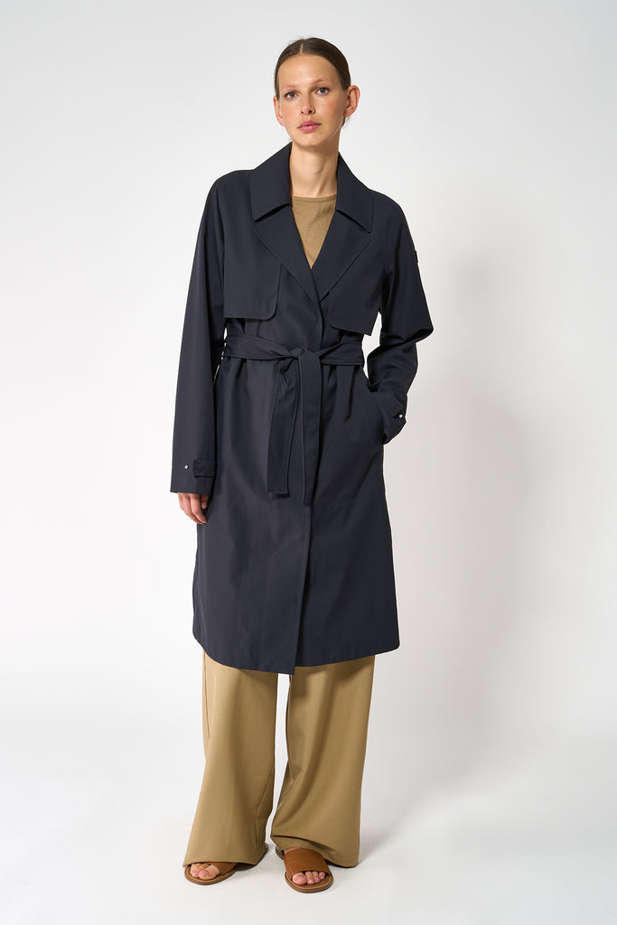 Trench o gabardina impermeable de Mujer sin costuras Tage. Tantä. Color Azul.