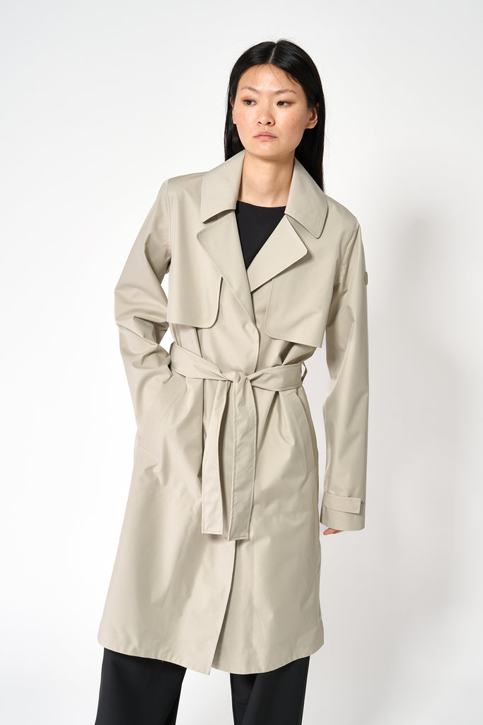 Trench o gabardina impermeable de Mujer sin costuras Tage. Tantä. Color gris.