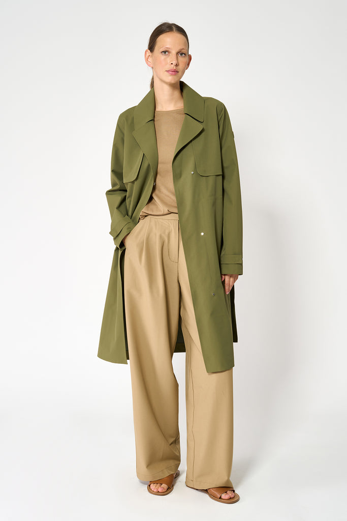 Trench o gabardina impermeable de Mujer sin costuras Tage. Tantä. Color verde.