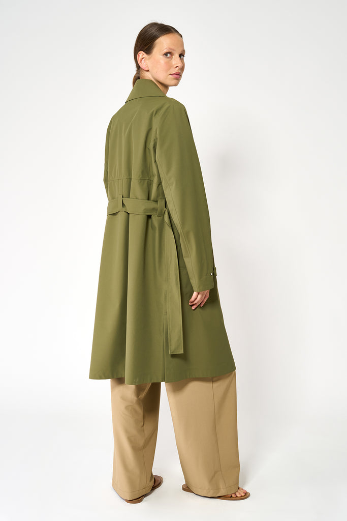 Trench o gabardina impermeable de Mujer sin costuras Tage. Tantä. Color verde.